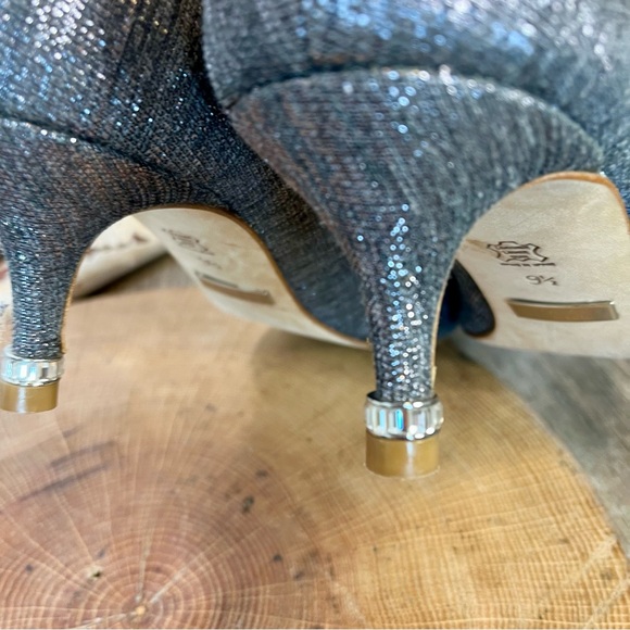 *Badgley Mischka | Silver Metallic Fabric Pumps with Jeweled Heels Size 9.5 - Picture 12 of 16